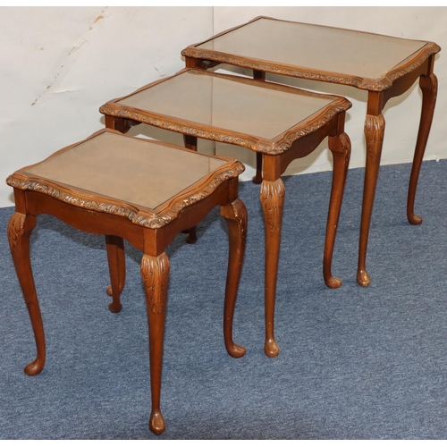 762 - A nest of 3 good quality walnut rectangular scallop shaped coffee tables with glass inset tops on ca... 