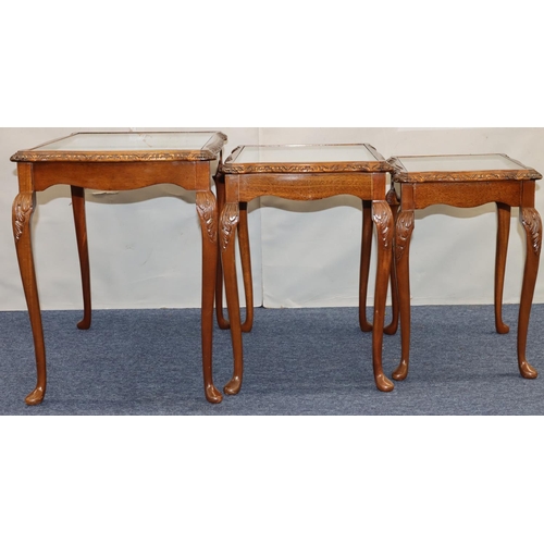 762 - A nest of 3 good quality walnut rectangular scallop shaped coffee tables with glass inset tops on ca... 