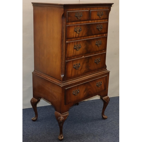 763 - A reproduction chest of drawers with 2 short and 4 long graduated drawers below with drop brass hand... 