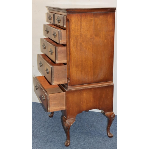 763 - A reproduction chest of drawers with 2 short and 4 long graduated drawers below with drop brass hand... 