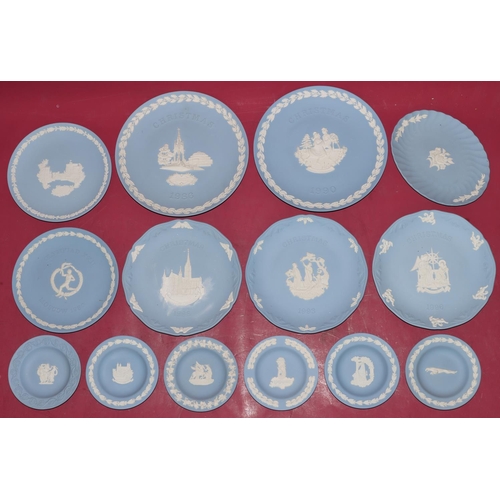 82 - A pair of Wedgwood Jasperware Christmas plates, 1986 and 1990, 3 similar smaller Christmas plates, 1... 