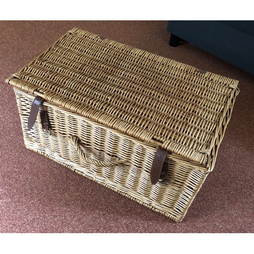 4253 - A small wicker Hamper with hinged lid, leather straps, linen interior, 48cm wide, 37cm deep, 29cm hi... 