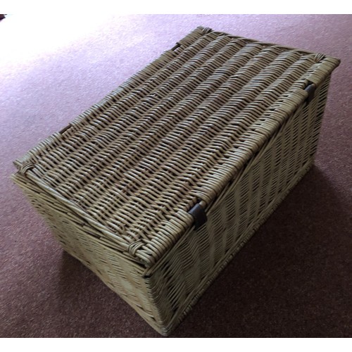 4253 - A small wicker Hamper with hinged lid, leather straps, linen interior, 48cm wide, 37cm deep, 29cm hi... 