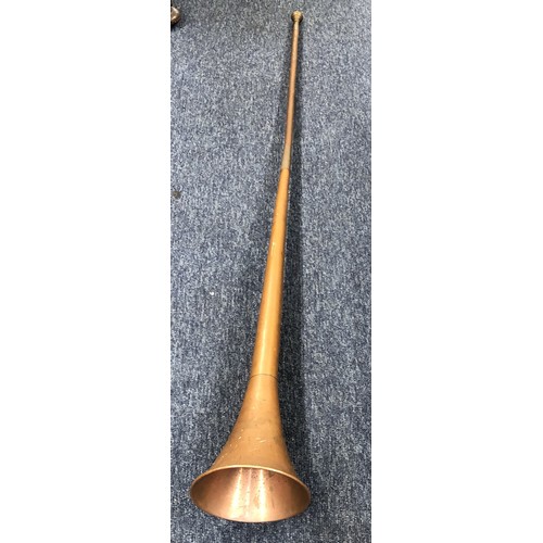 4267 - A copper and brass hunting horn, 127cm long