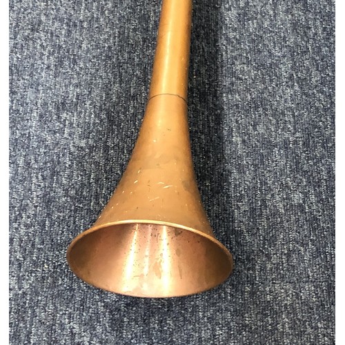 4267 - A copper and brass hunting horn, 127cm long