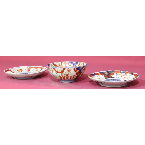 7210 - An Imari round scallop shaped bowl, 19cm diameter (star crack) and 2 Imari round scallop shaped plat... 