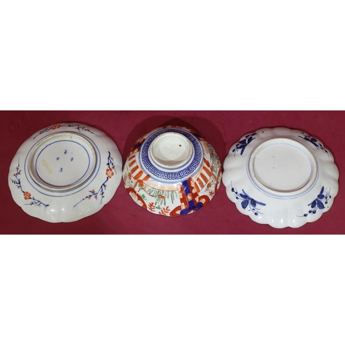 7210 - An Imari round scallop shaped bowl, 19cm diameter (star crack) and 2 Imari round scallop shaped plat... 