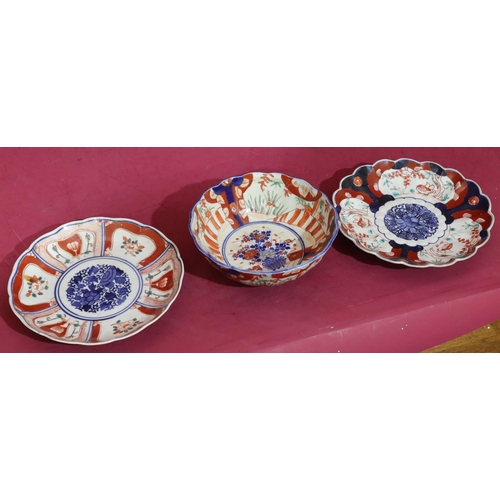 7210 - An Imari round scallop shaped bowl, 19cm diameter (star crack) and 2 Imari round scallop shaped plat... 