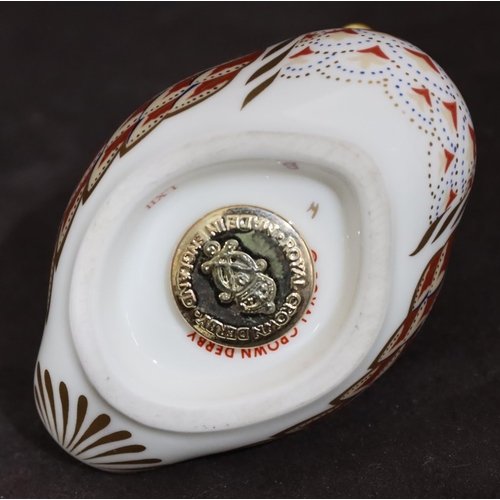 102 - A Royal Crown Derby Imari pattern paperweight in the form of a duck on white, red and gilt ground, w... 