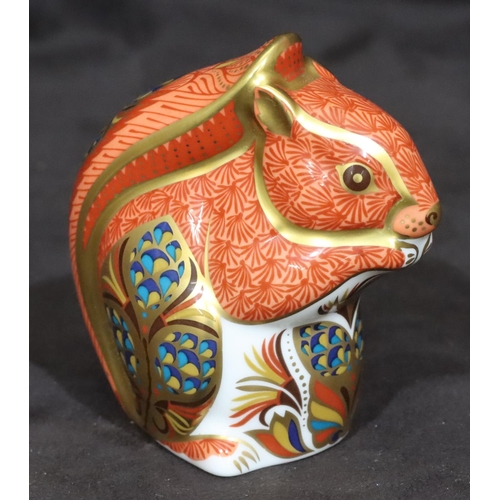 110 - A Royal Crown Derby Imari patterned paperweight in the form of a squirrel, with gold coloured stoppe... 