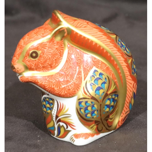 110 - A Royal Crown Derby Imari patterned paperweight in the form of a squirrel, with gold coloured stoppe... 