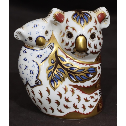 111 - A Royal Crown Derby Imari patterned paperweight in the form of a koala bear with young, with gold co... 