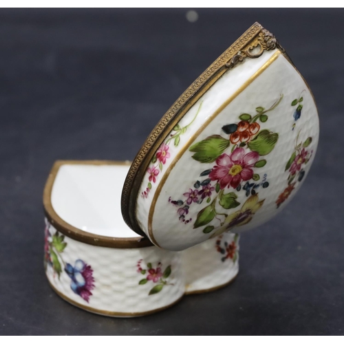 161 - A 19th/20th Century Continental porcelain heart shaped trinket box with basket weave decoration and ... 