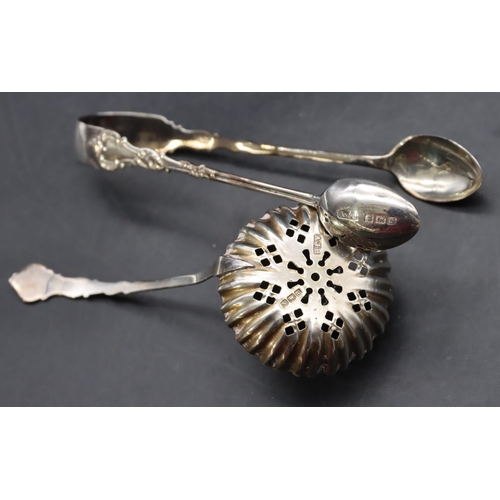 214 - A George V set of 6 silver teaspoons with matching sugar tongs and a sugar sifter in fitted black le... 