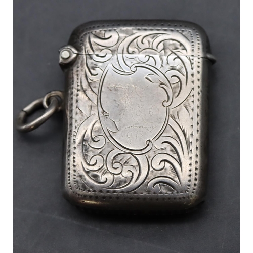 231 - A George V small silver vesta case with chased scroll decoration and hinged lid, London 1910, 0.49oz