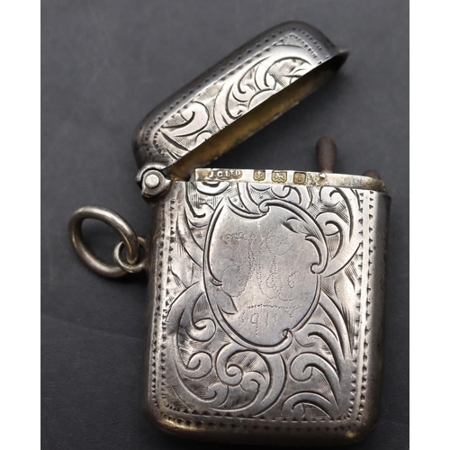 231 - A George V small silver vesta case with chased scroll decoration and hinged lid, London 1910, 0.49oz