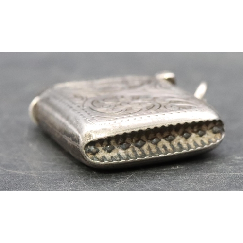 231 - A George V small silver vesta case with chased scroll decoration and hinged lid, London 1910, 0.49oz