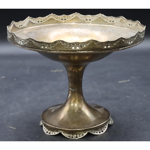 374 - A George V silver comport with scallop shaped pierced gallery, round splayed base, Birmingham 1926, ... 