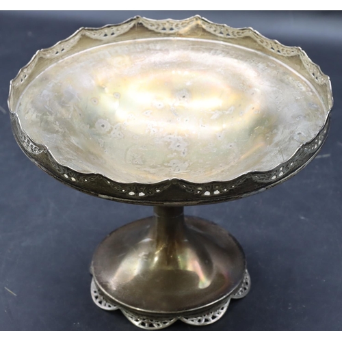 374 - A George V silver comport with scallop shaped pierced gallery, round splayed base, Birmingham 1926, ... 