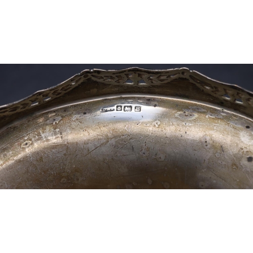 374 - A George V silver comport with scallop shaped pierced gallery, round splayed base, Birmingham 1926, ... 