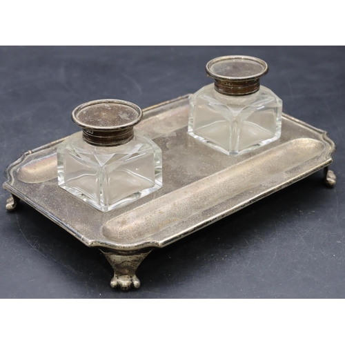 375 - An Edward VII silver rectangular shaped inkstand mounted with 2 square cut glass inkwells with silve... 