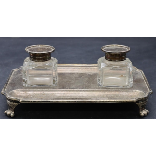 375 - An Edward VII silver rectangular shaped inkstand mounted with 2 square cut glass inkwells with silve... 