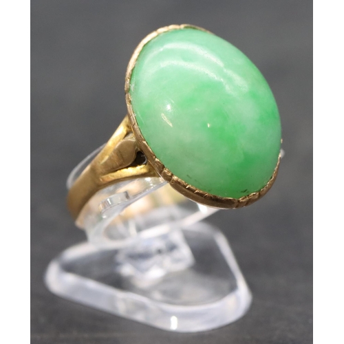 401 - An 18ct gold ladies' oval jade ring, size R/S, 5.3 grams gross