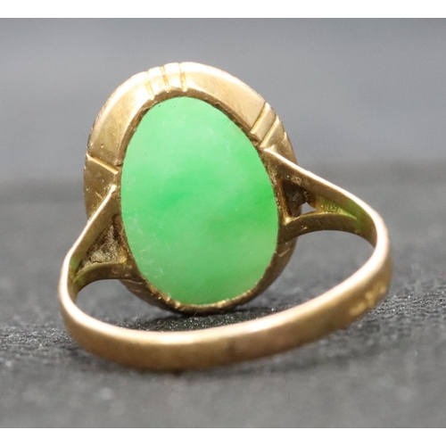 401 - An 18ct gold ladies' oval jade ring, size R/S, 5.3 grams gross