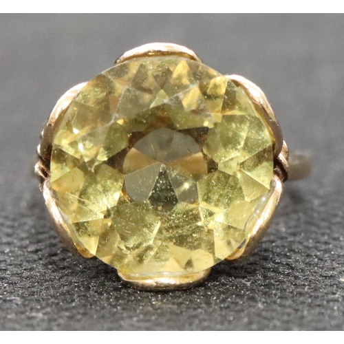 403 - A 9ct gold ladies' ring set with yellow stone with circular shaped shoulders, size O, 4.3 grams gros... 