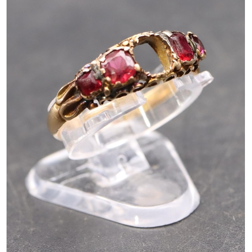 411 - A 15ct gold ladies' 5-stone ring (centre stone missing), flanked by 4 red stones, size O, 1.6 grams ... 