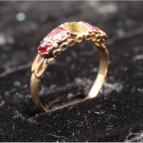 411 - A 15ct gold ladies' 5-stone ring (centre stone missing), flanked by 4 red stones, size O, 1.6 grams ... 