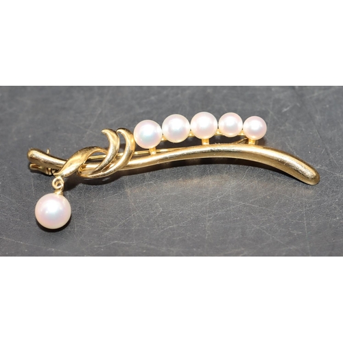 428 - An 18ct gold bar brooch mounted with 5 pearls, 5.6cm wide, overall weight 5.3 grams