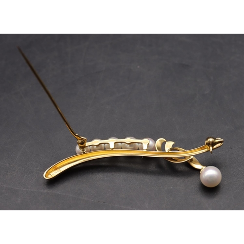 428 - An 18ct gold bar brooch mounted with 5 pearls, 5.6cm wide, overall weight 5.3 grams