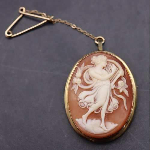 430 - An 18ct gold oval cameo brooch/pendant with raised full length figure of a lady, 3.3cm high, overall... 