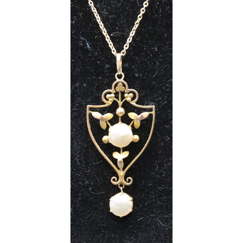 431 - An Edwardian 9ct gold pendant mounted with 2 half pearls, with chain, overall weight 4 grams gross