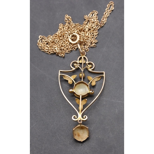 431 - An Edwardian 9ct gold pendant mounted with 2 half pearls, with chain, overall weight 4 grams gross