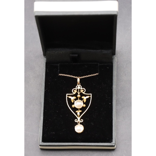 431 - An Edwardian 9ct gold pendant mounted with 2 half pearls, with chain, overall weight 4 grams gross