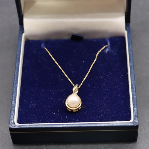 448 - A 9ct gold pendant set with pearl and single diamond, with chain, 2.2 grams gross