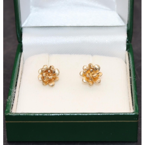 450 - A pair of 9ct gold floral bud earrings, 1.5 grams