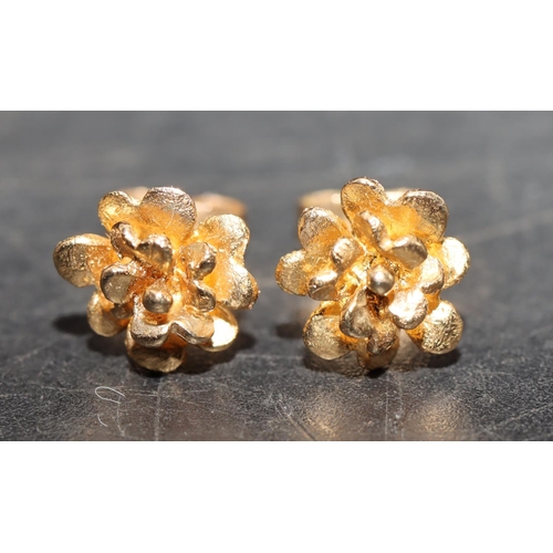 450 - A pair of 9ct gold floral bud earrings, 1.5 grams