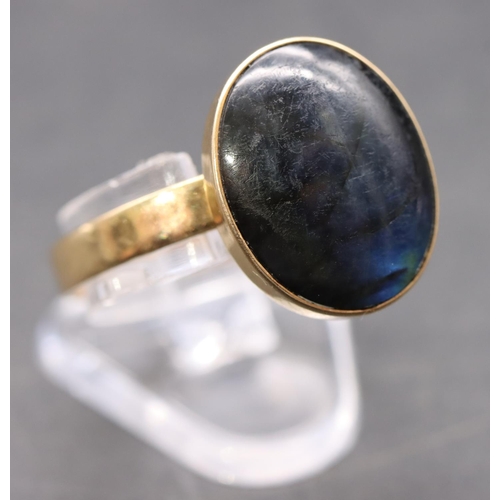 451 - A 14ct gold Continental expanding ring set with labradorite cabochon style stone, size P/Q upwards, ... 