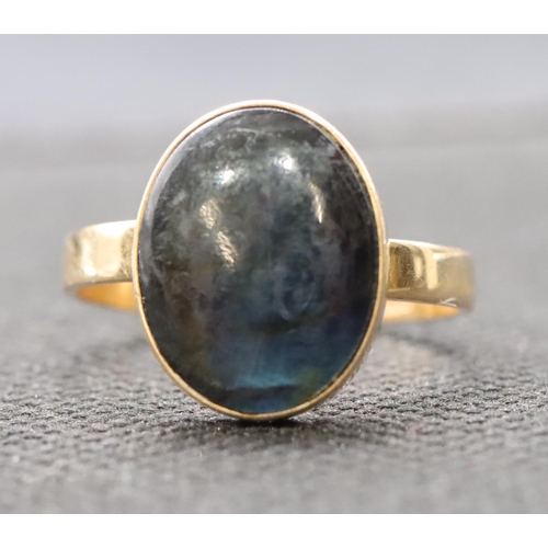 451 - A 14ct gold Continental expanding ring set with labradorite cabochon style stone, size P/Q upwards, ... 