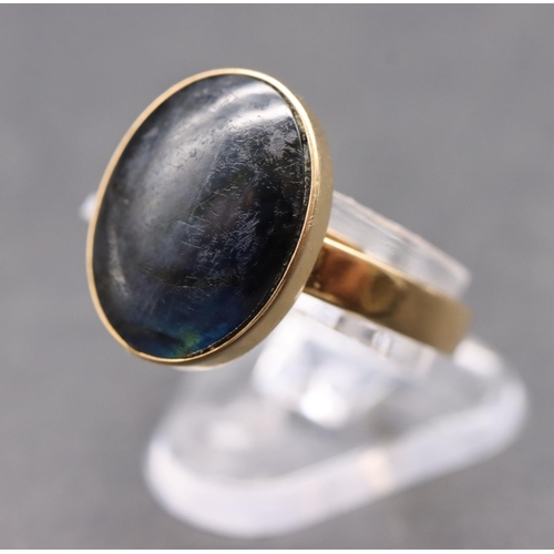 451 - A 14ct gold Continental expanding ring set with labradorite cabochon style stone, size P/Q upwards, ... 