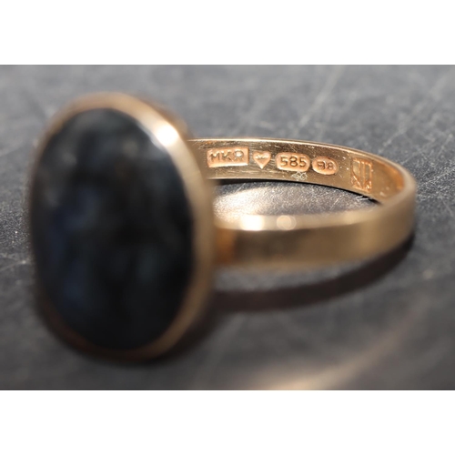 451 - A 14ct gold Continental expanding ring set with labradorite cabochon style stone, size P/Q upwards, ... 