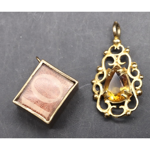 491 - A 9ct gold charm enclosing a Ten Shilling note, a 9ct gold small locket with Citrine style stone, 4.... 