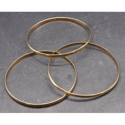 498 - 3 9ct gold bangles, 27 grams