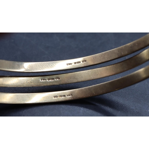 498 - 3 9ct gold bangles, 27 grams