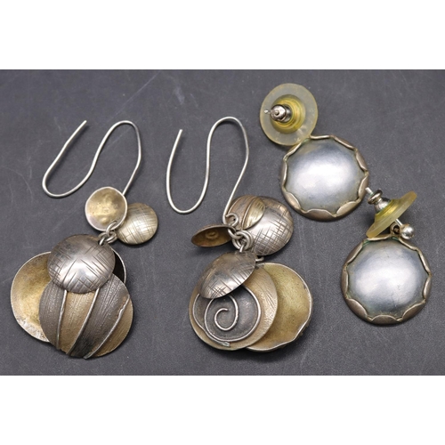 519 - A pair of drop earrings made up of various circle drops and a pair of similar earrings (4)