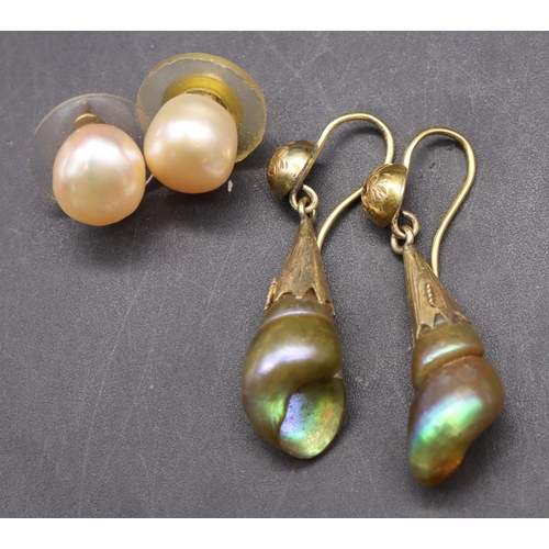 530 - A pair of gold and drop shell earrings and a pair of cultured pearl earrings (4)