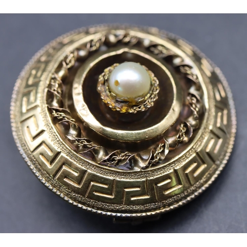 534 - A gold circular brooch with centre pearl motif (glass back cracked), 3.2cm diameter, 6.8 grams gross